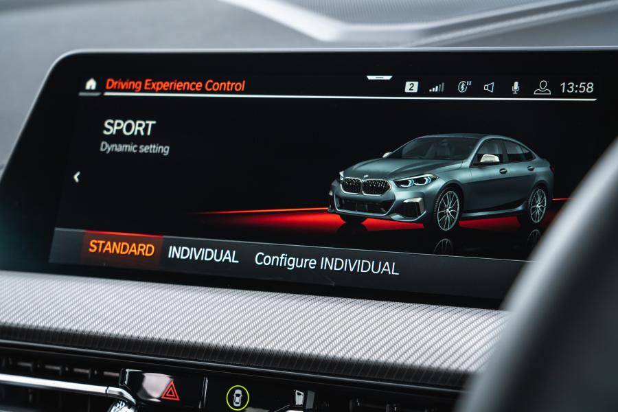 Детали интерьера BMW M235i xDrive Gran Coupe (F44) 2020 года  (UK) (фото 39 из 47)